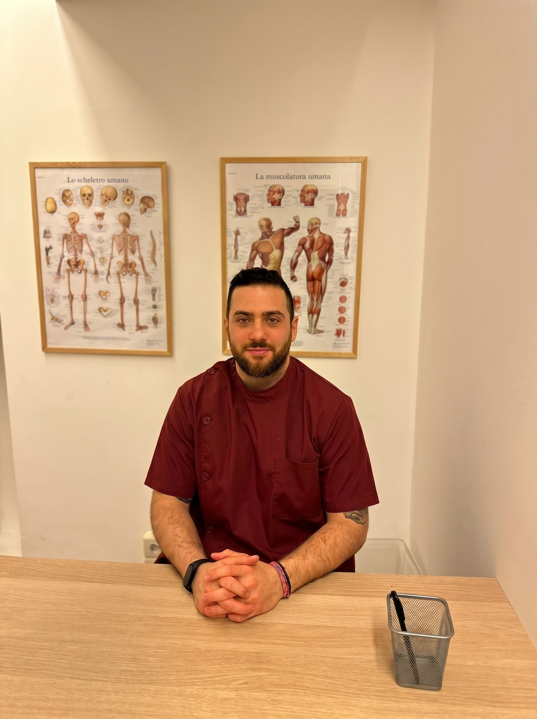 Dott. Riccardo Volpi durante un trattamento osteopatico nel suo studio di Milano